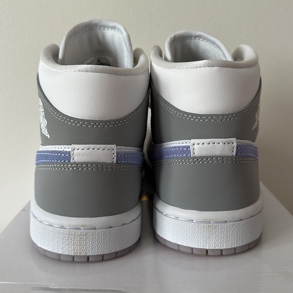 Women’s AIR JORDAN 1 MID NEW IN BOX - Picture 9 of 10